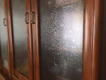 セリアの「ガラス貼り用目隠しシート」で食器棚をプチリフォーム